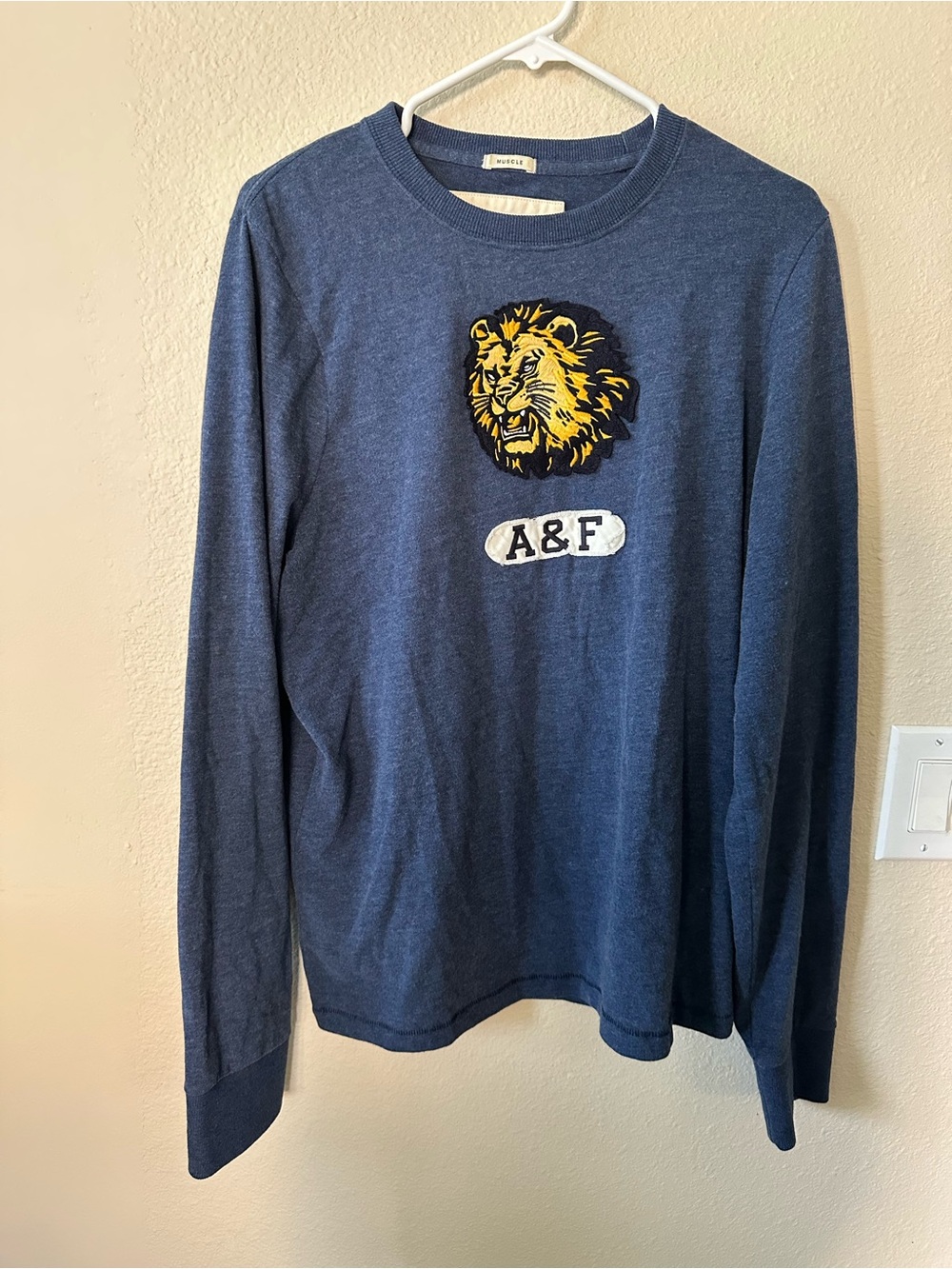 A&F Navy Long Sleeve Lion Patch Tee size XL/ NWOT 1040